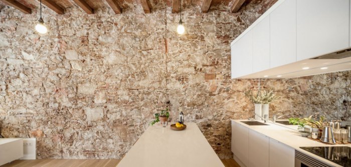 Renovation-Apartment-in-Les-Corts-kitchen-stone-wall-1024x490